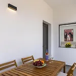 Elia Syros Lägenhet Vári