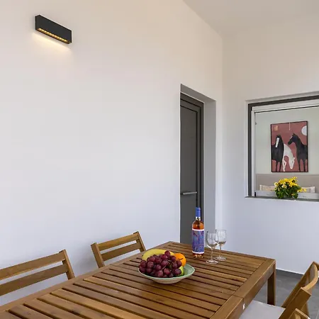 Elia Syros Lejlighed Vári