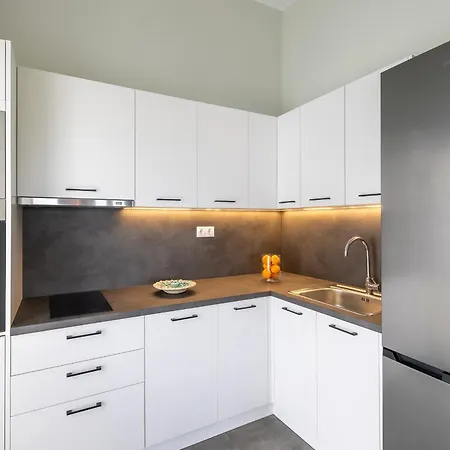 Elia Syros Lejlighed Vári